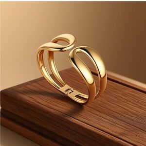 Elegant Gold Women's Bracelet